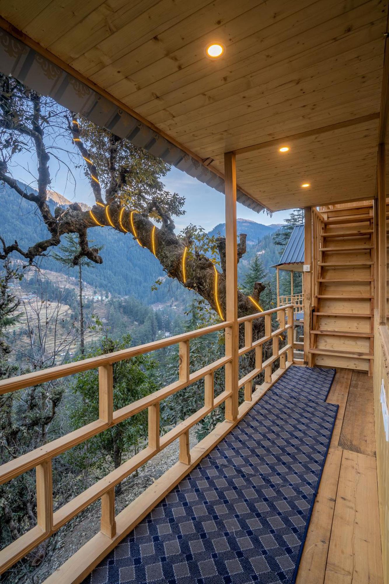 הוילה Into The Woods Treehouse Jibhi מראה חיצוני תמונה