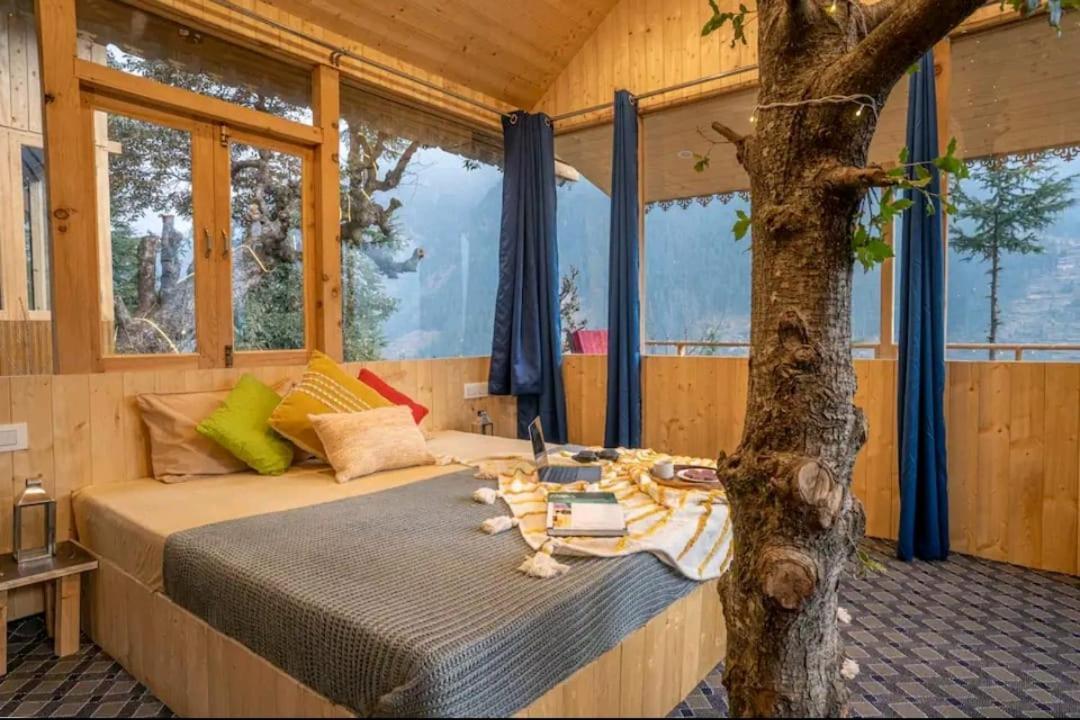הוילה Into The Woods Treehouse Jibhi מראה חיצוני תמונה